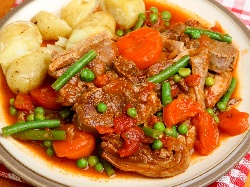 Задушено агнешко месо с грах, зелен фасул (боб), лук арпаджик, моркови и картофи - снимка на рецептата
